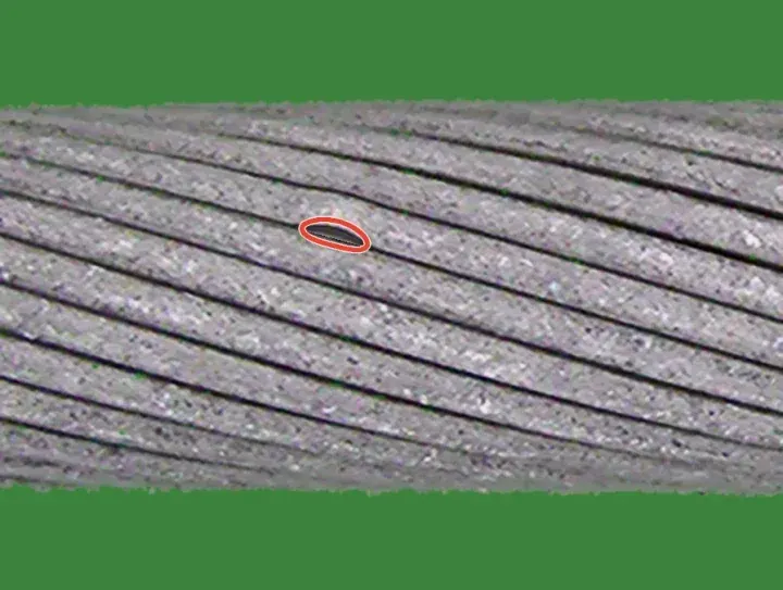 Training crop with a drawn bent strand: a short, small warp of one strand, outlined in red.
